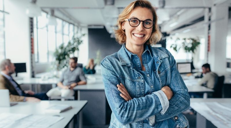 jeune femme souriante dans un open space