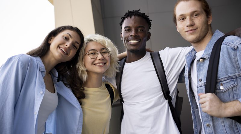 quatre jeunes adultes réunis pour faire leur apprentissage