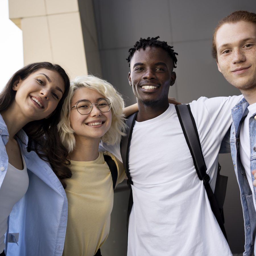 quatre jeunes adultes réunis pour faire leur apprentissage